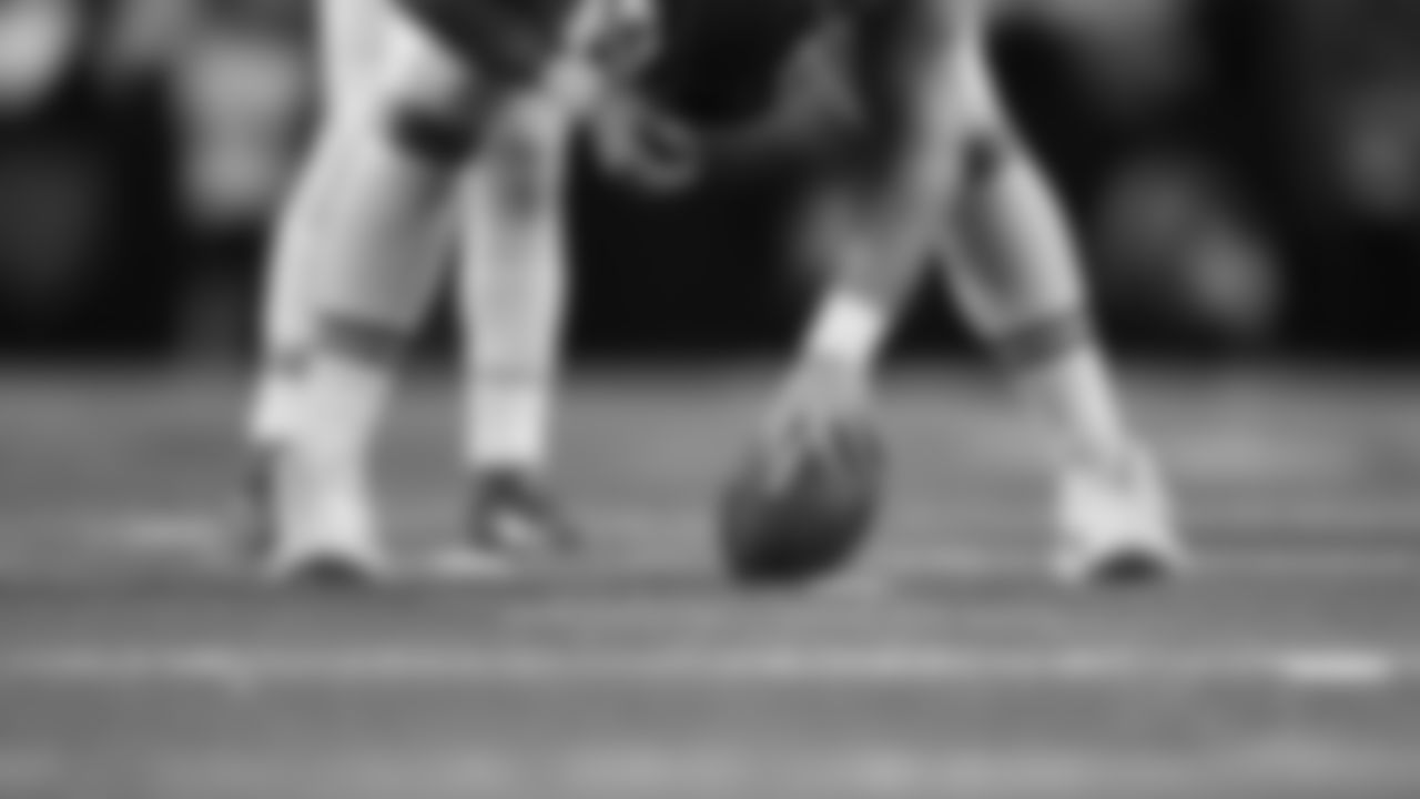 Kansas City Chiefs center Creed Humphrey (52) prepares to snap the ball during a week 13 NFL Football game against the Dallas Cowboys on Thursday, November 27, 2025 in Dallas, Texas.