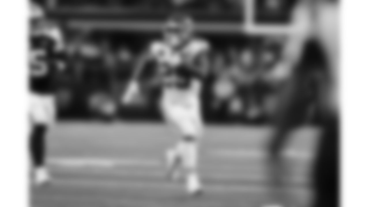 Kansas City Chiefs running back Kareem Hunt (29) runs the ball during a week 13 NFL football game against the Dallas Cowboys on Thursday, November 27, 2025 in Arlington, TX.