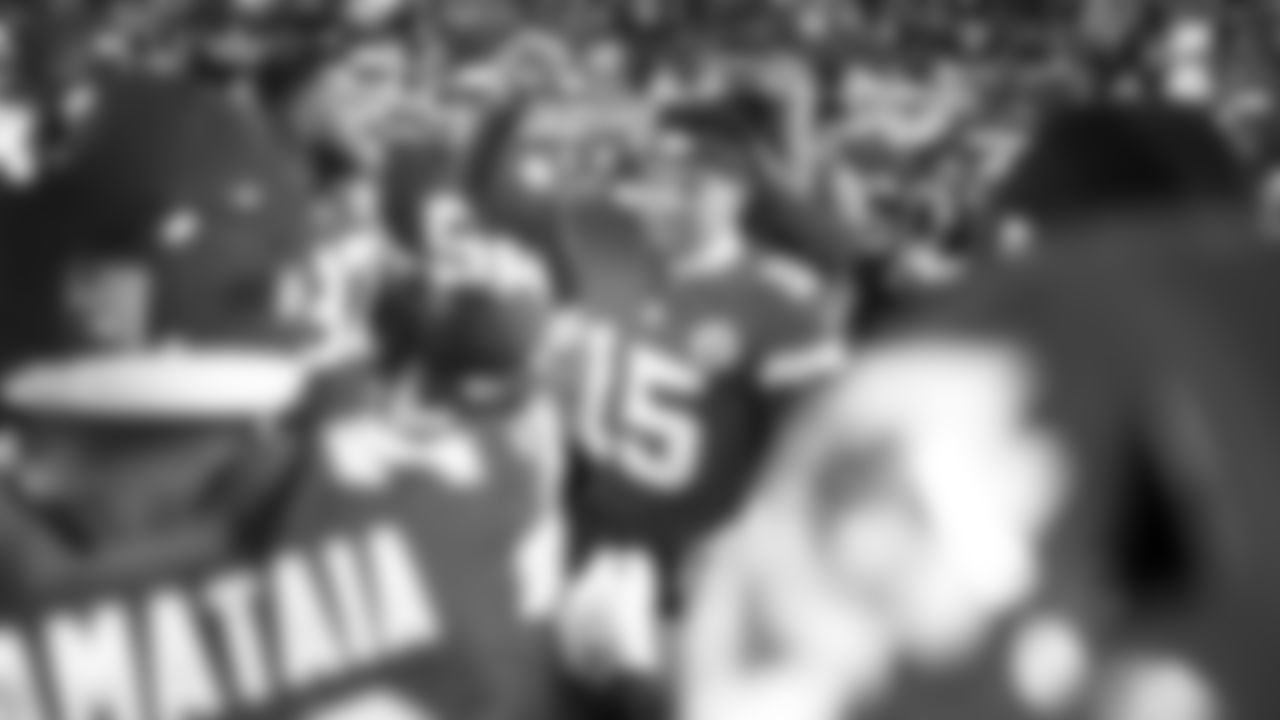 Kansas City Chiefs quarterback Patrick Mahomes (15) talks with the team prior to an NFL week 14 matchup against the Houston Texans, Sunday December 7, 2025.