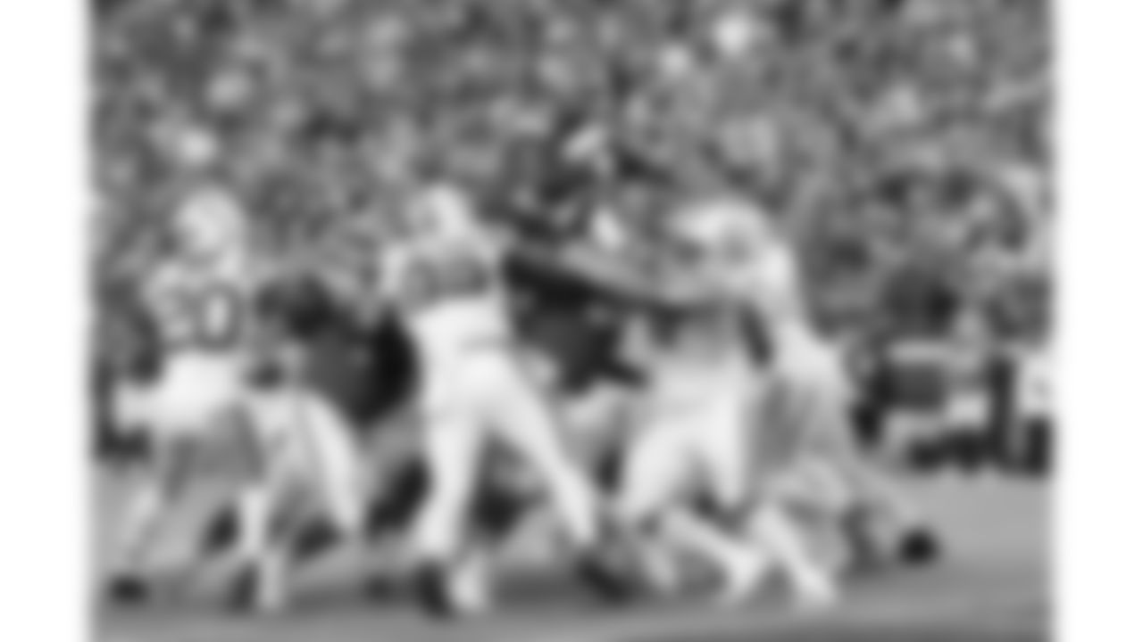 Kansas City Chiefs running back Kareem Hunt (29) carries the ball into the end zone during a week 12 NFL football game against the Indianapolis Colts, Sunday, November 23, 2025 in Kansas City, MO.