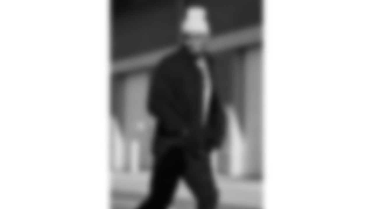 Kansas City Chiefs tackle Josh Simmons (71) arrives prior to an NFL week 15 matchup against the Los Angeles Chargers, Sunday December 14, 2025.