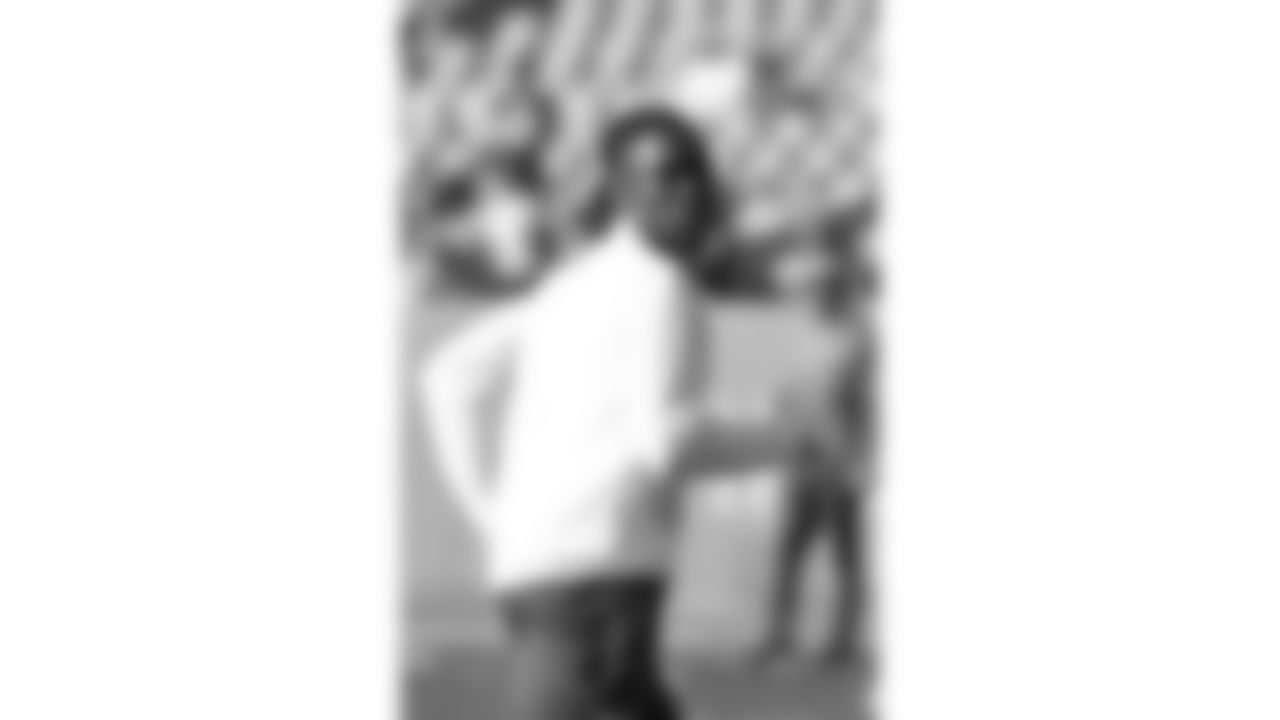 /Kansas City Chiefs wide receiver Rashee Rice (4) warms up prior to a week 11 NFL Football game against the Denver Broncos on Sunday, November 16, 2025 in Denver, Colorado.