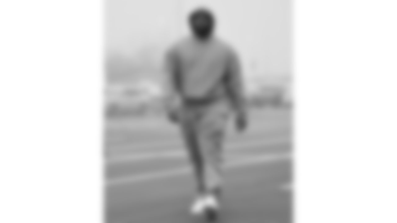 Kansas City Chiefs defensive tackle Derrick Nnadi (92) arrives prior to a week 12 NFL Football game against the Indianapolis Colts on Sunday, November 23, 2025 in Kansas City, MO