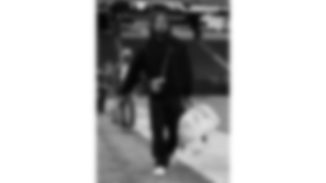 Kansas City Chiefs running back Kareem Hunt (29) arrives at Allegiant Stadium for a week 18 NFL football game against the Las Vegas Raiders, Sunday, January 4, 2026 in Las Vegas, NV.