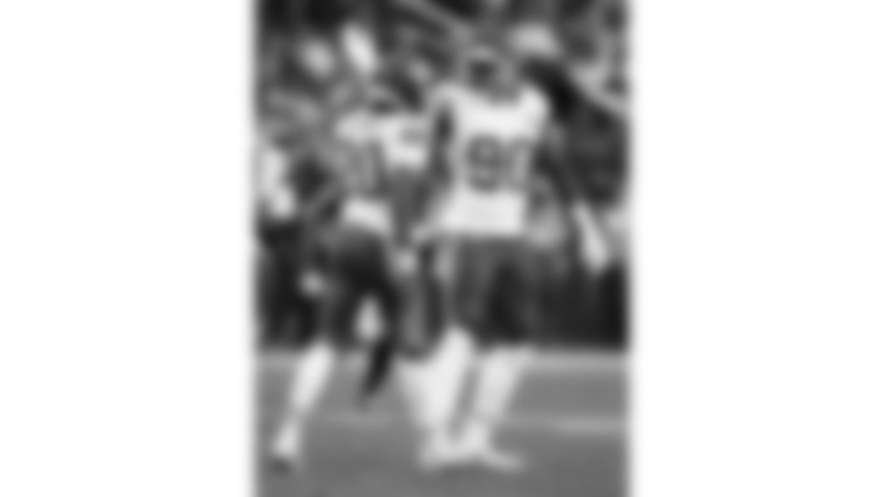 Kansas City Chiefs defensive back Nohl Williams (20) and defensive end Charles Omenihu (90) celebrate during a week 18 NFL football game against the Las Vegas Raiders, Sunday, January 4, 2026 in Las Vegas, NV.