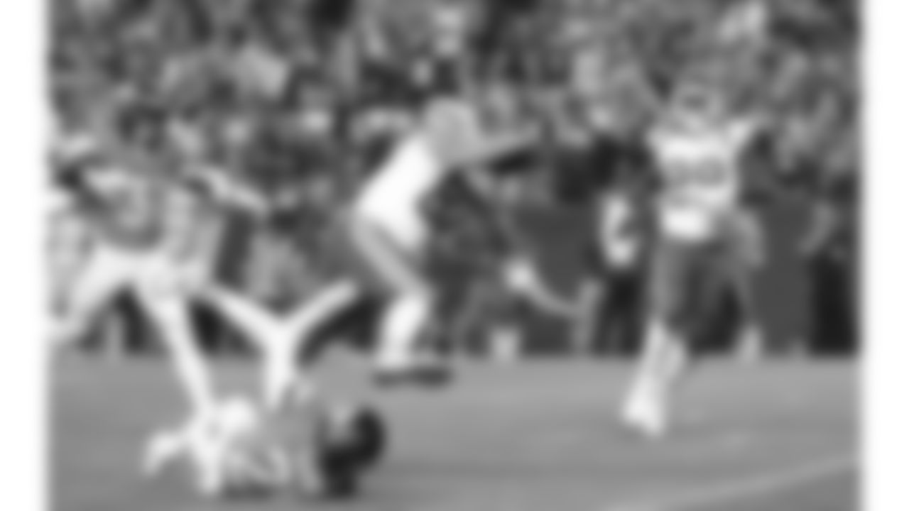 Kansas City Chiefs tight end Travis Kelce (87) runs with the ball during a week 11 NFL football game against the Denver Broncos, Sunday, November 16, 2025 in Denver, CO.