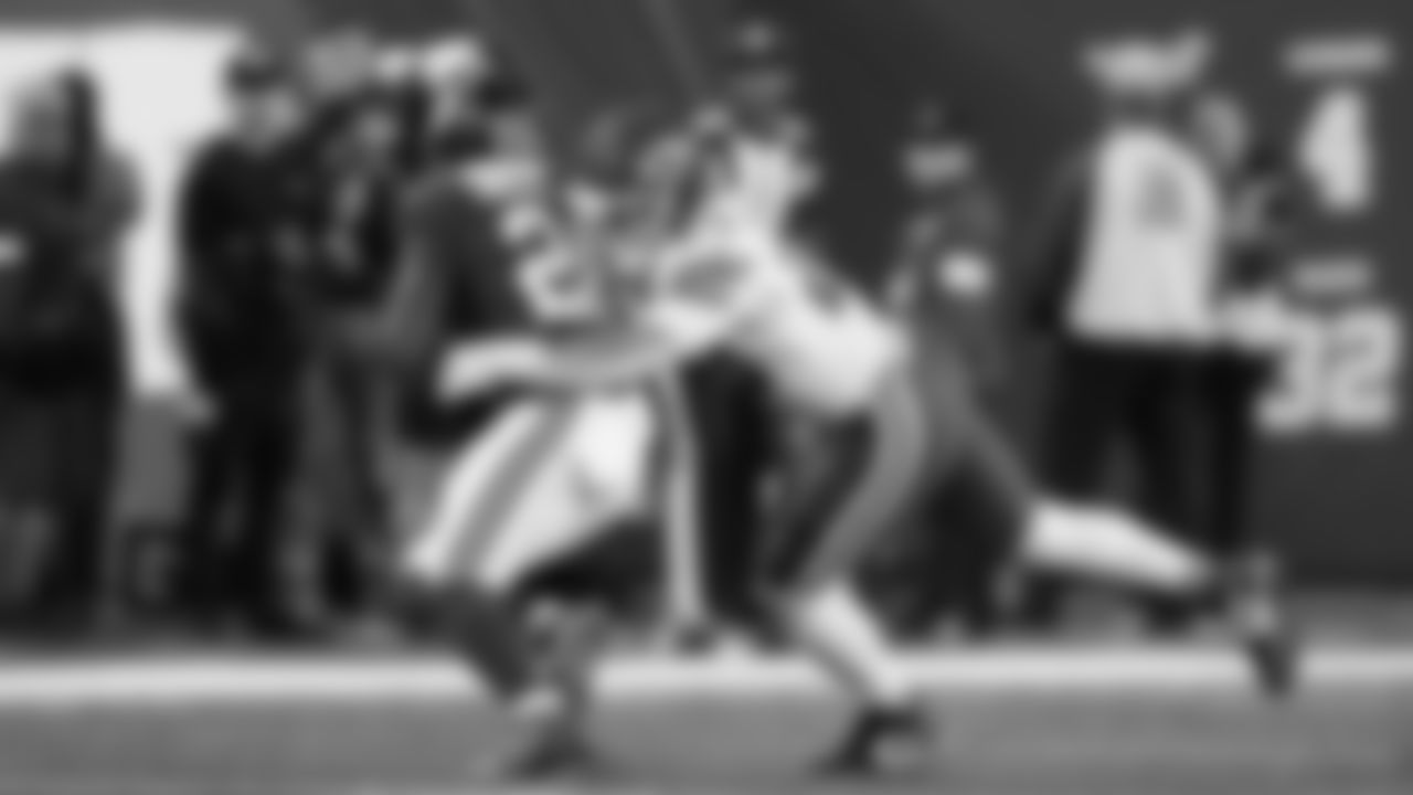 Kansas City Chiefs middle linebacker Drue Tranquill (23) hits New York Giants running back Devin Singletary (26) during the week 3 NFL football game, Sunday, September 21, 2025 in East Rutherford, NJ.