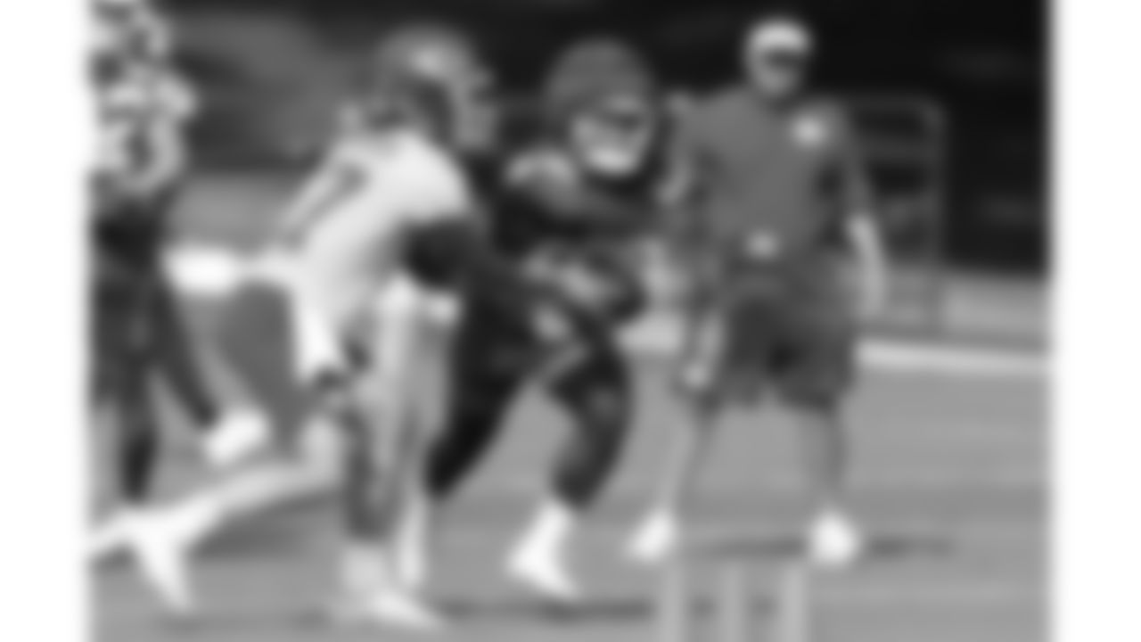 Kansas City Chiefs running back Kareem Hunt (29) takes a handoff during training camp on day 1 of practice, Tuesday July 22, 2025