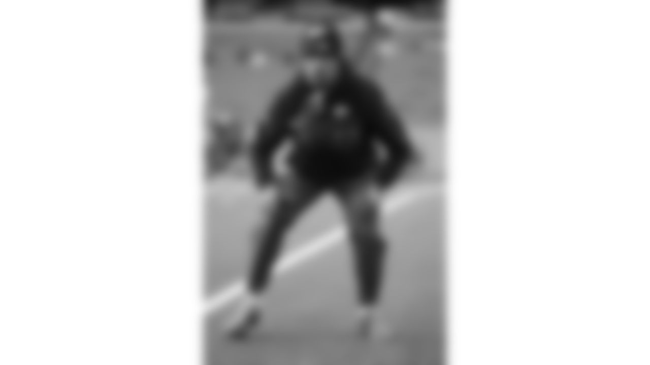 Kansas City Chiefs safety Bryan Cook (6) warms up prior to a week 16 NFL Football game against the Tennessee Titans on Sunday, December 21, 2025 in Nashville, Tennessee.