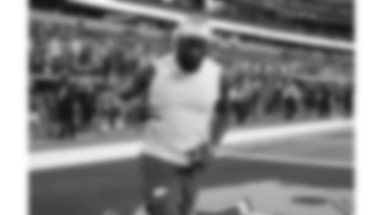 Kansas City Chiefs defensive end Charles Omenihu (90) warms up prior to a week 13 NFL football game against the Dallas Cowboys on Thursday, November 27, 2025 in Arlington, TX.