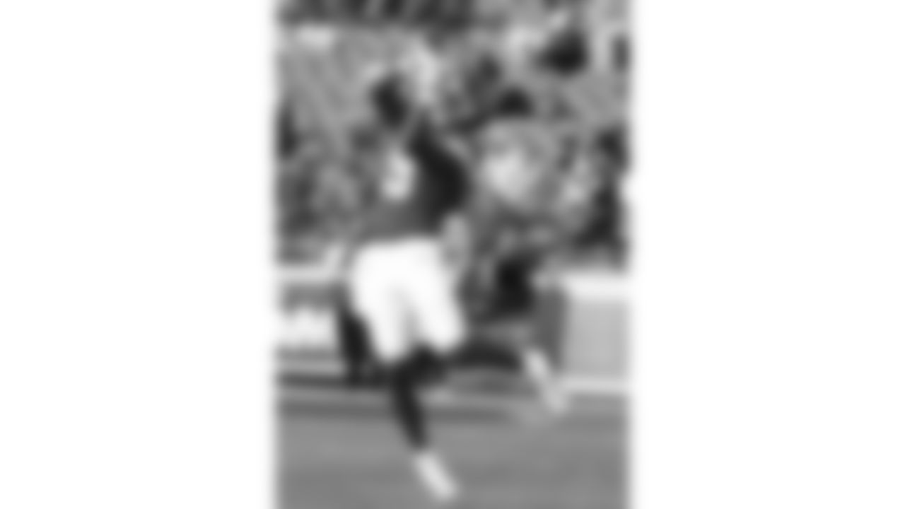 Kansas City Chiefs wide receiver JuJu Smith-Schuster (9) warms up prior to a week 12 NFL Football game against the Indianapolis Colts on Sunday, November 23, 2025 in Kansas City, MO