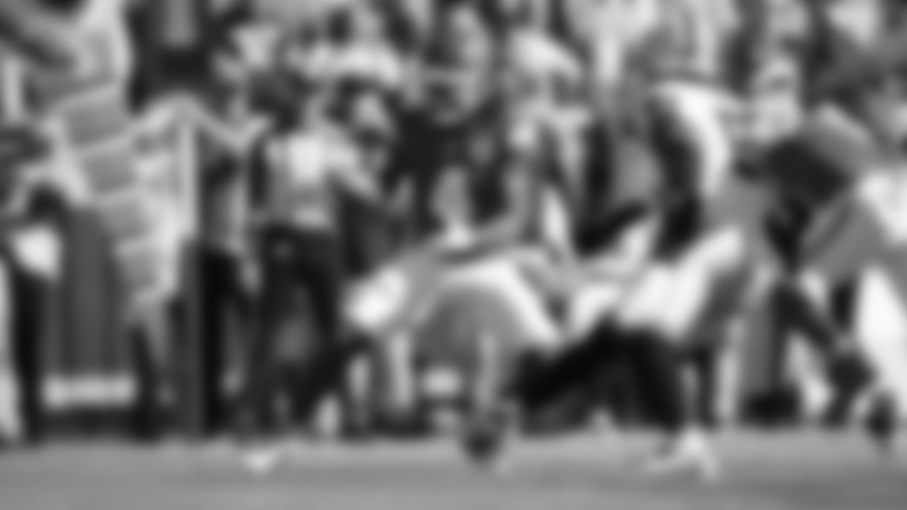 Kansas City Chiefs wide receiver Rashee Rice (4) makes a catch during a week 7 NFL Football game against the Las Vegas Raiders on Sunday, October 19, 2025 in Kansas City, MO.