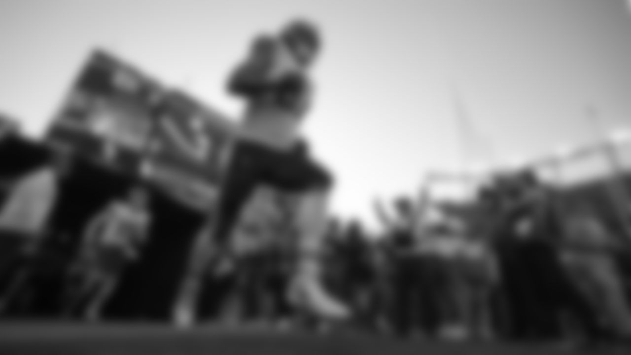 Kansas City Chiefs tight end Travis Kelce (87) runs on to the field prior to a week 11 NFL Football game against the Denver Broncos on Sunday, November 16, 2025 in Denver, Colorado.