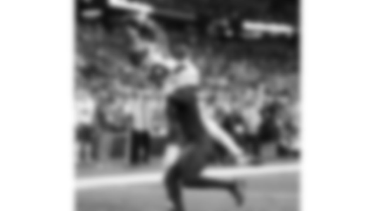 Kansas City Chiefs wide receiver Jason Brownlee (89) catches a touchdown pass over Arizona Cardinals cornerback Max Melton (16) during a preseason week 1 NFL football game, Saturday, August 9, 2025 in Glendale, AZ.