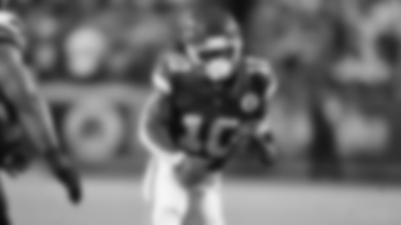 Kansas City Chiefs running back Isiah Pacheco (10) runs the ball during a week 8 NFL Football game against the Washington Commanders on Monday, October 27, 2025 in Kansas City, MO.