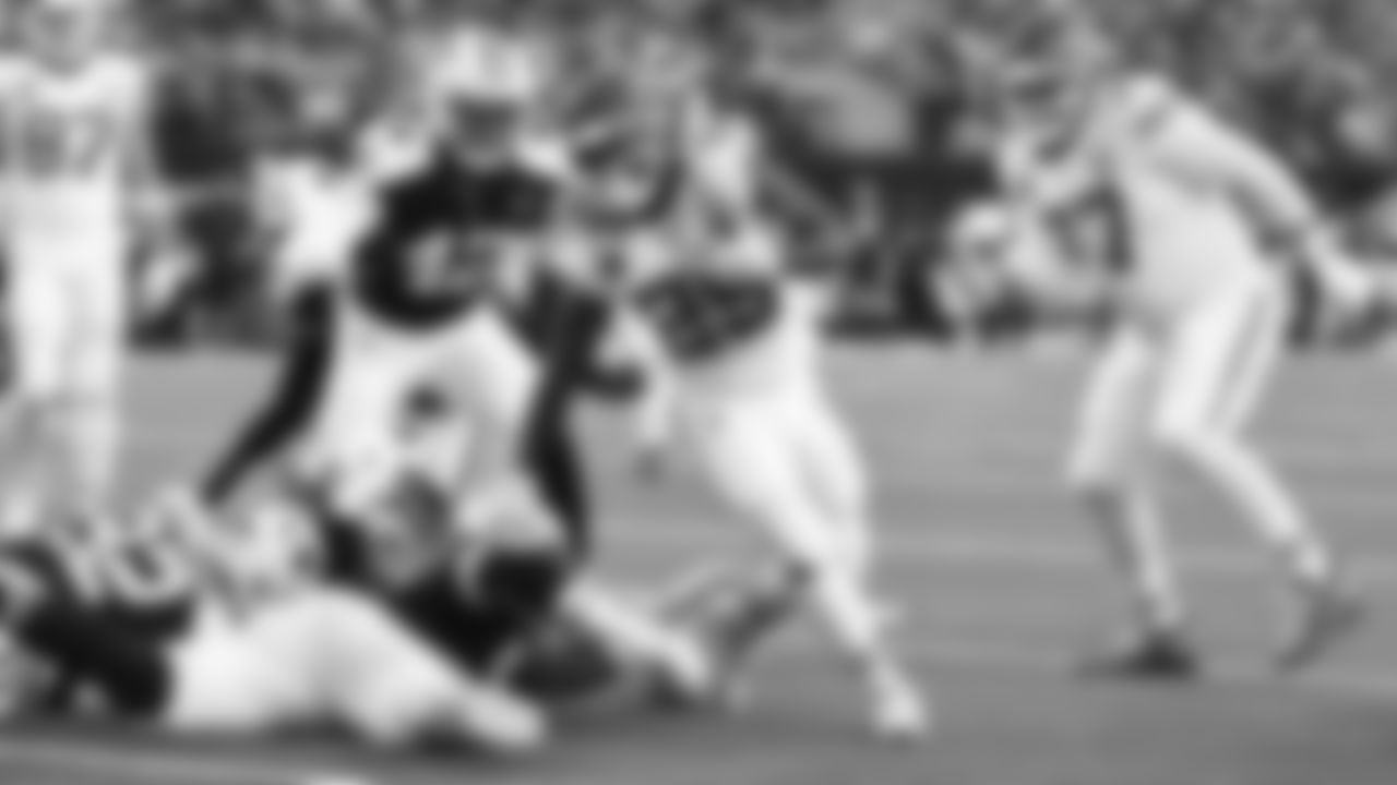 Kansas City Chiefs running back Kareem Hunt (29) runs the ball during a week 13 NFL football game against the Dallas Cowboys on Thursday, November 27, 2025 in Arlington, TX.