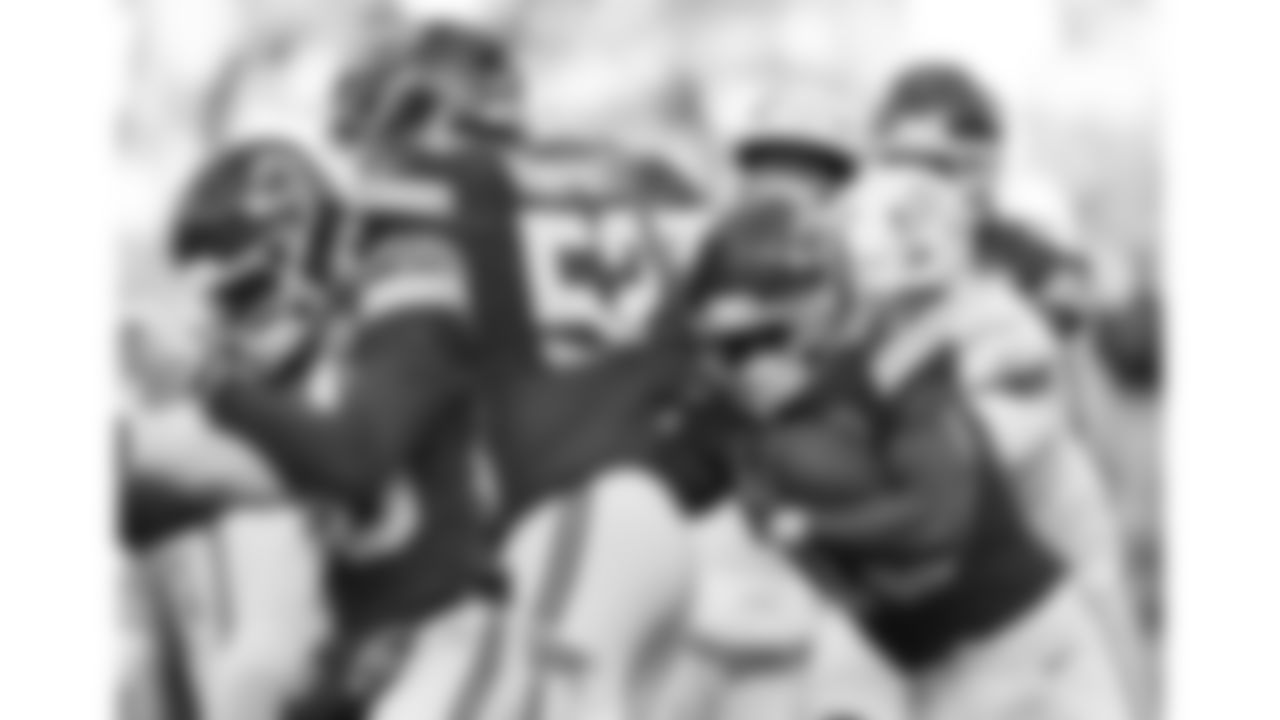 Kansas City Chiefs running back Isiah Pacheco (10) runs the ball during a week 15 NFL football game against the Los Angeles Chargers, Sunday, December 14, 2025 in Kansas City, MO.