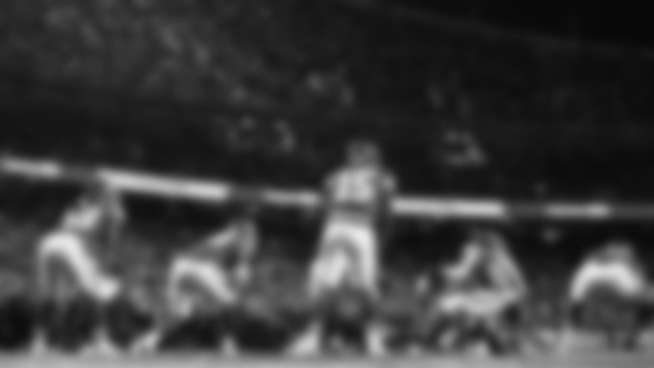 Kansas City Chiefs quarterback Patrick Mahomes (15) calls an audible during an NFL week 14 matchup against the Houston Texans, Sunday December 7, 2025.