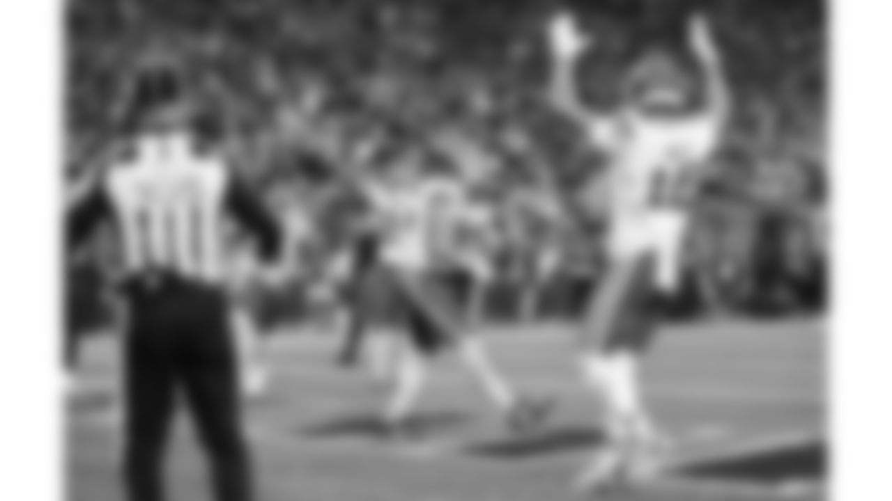 Kansas City Chiefs tight end Robert Tonyan (85) scores a touchdown during a preseason week 2 NFL football game against the Seattle Seahawks, Friday, August 15, 2025 in Seattle, WA.