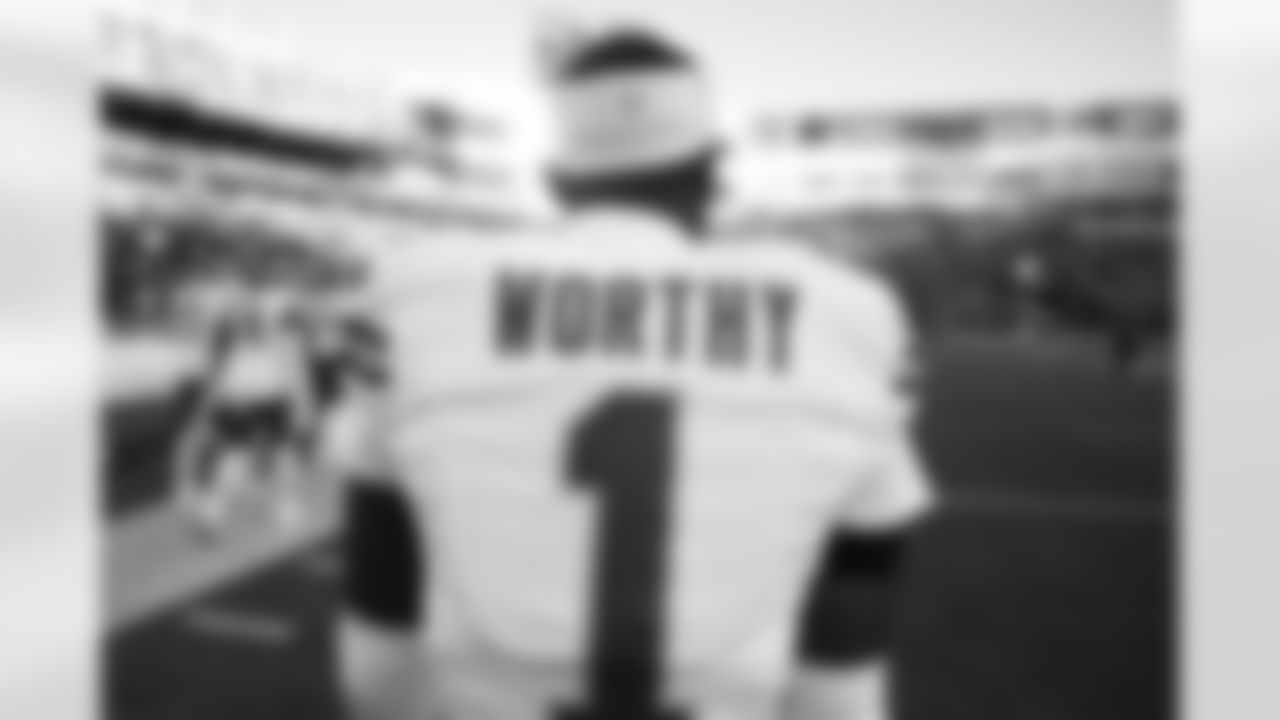 Kansas City Chiefs wide receiver Xavier Worthy (1) prior to a week 9 NFL football game against the Buffalo Bills, Sunday, November 2, 2025 in Buffalo, NY