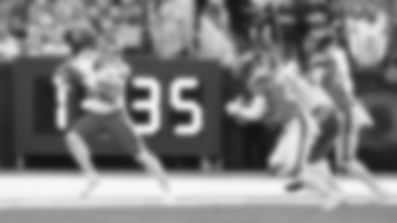 Kansas City Chiefs tight end Noah Gray (83) runs with the ball during a week 11 NFL Football game against the Denver Broncos on Sunday, November 16, 2025 in Denver, Colorado.