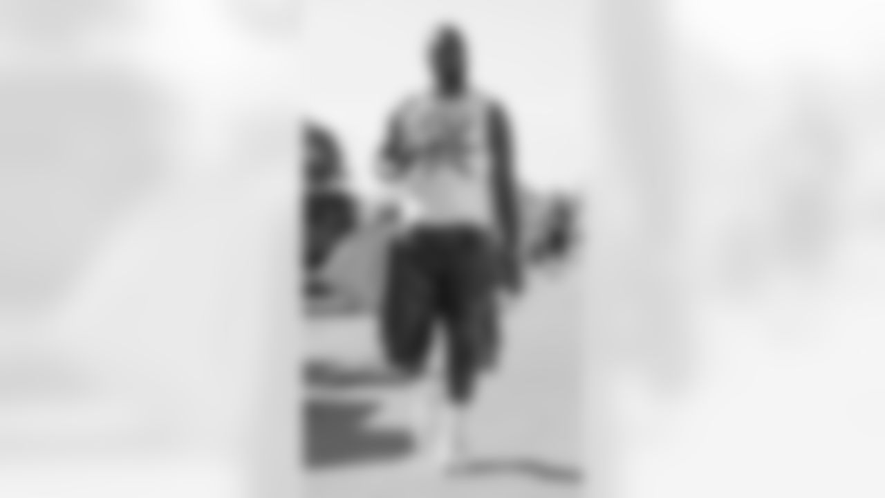 Kansas City Chiefs defensive end Charles Omenihu (90) arrives prior to a preseason week 3 NFL football game against the Chicago Bears, Friday, August 22, 2025.