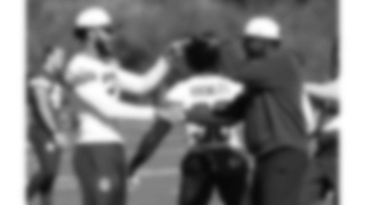 Kansas City Chiefs defensive back Jaden Hicks (21) and Kansas City Chiefs Outside Linebackers Coach Rod Wilson during practice on Thursday, October 30, 2025 in Kansas City, MO.