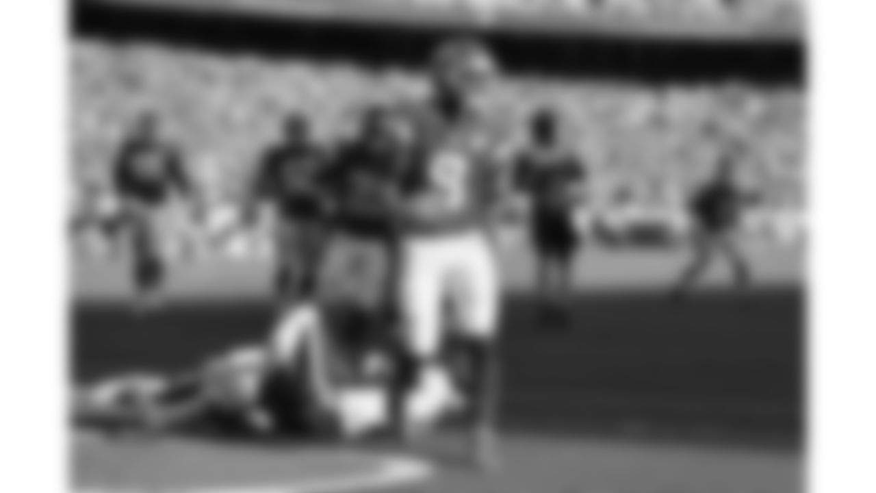 Kansas City Chiefs wide receiver JuJu Smith-Schuster (9) scores a touchdown during the week 4 NFL football game against the Baltimore Ravens, Sunday, September 28, 2025 in Kansas City, MO.