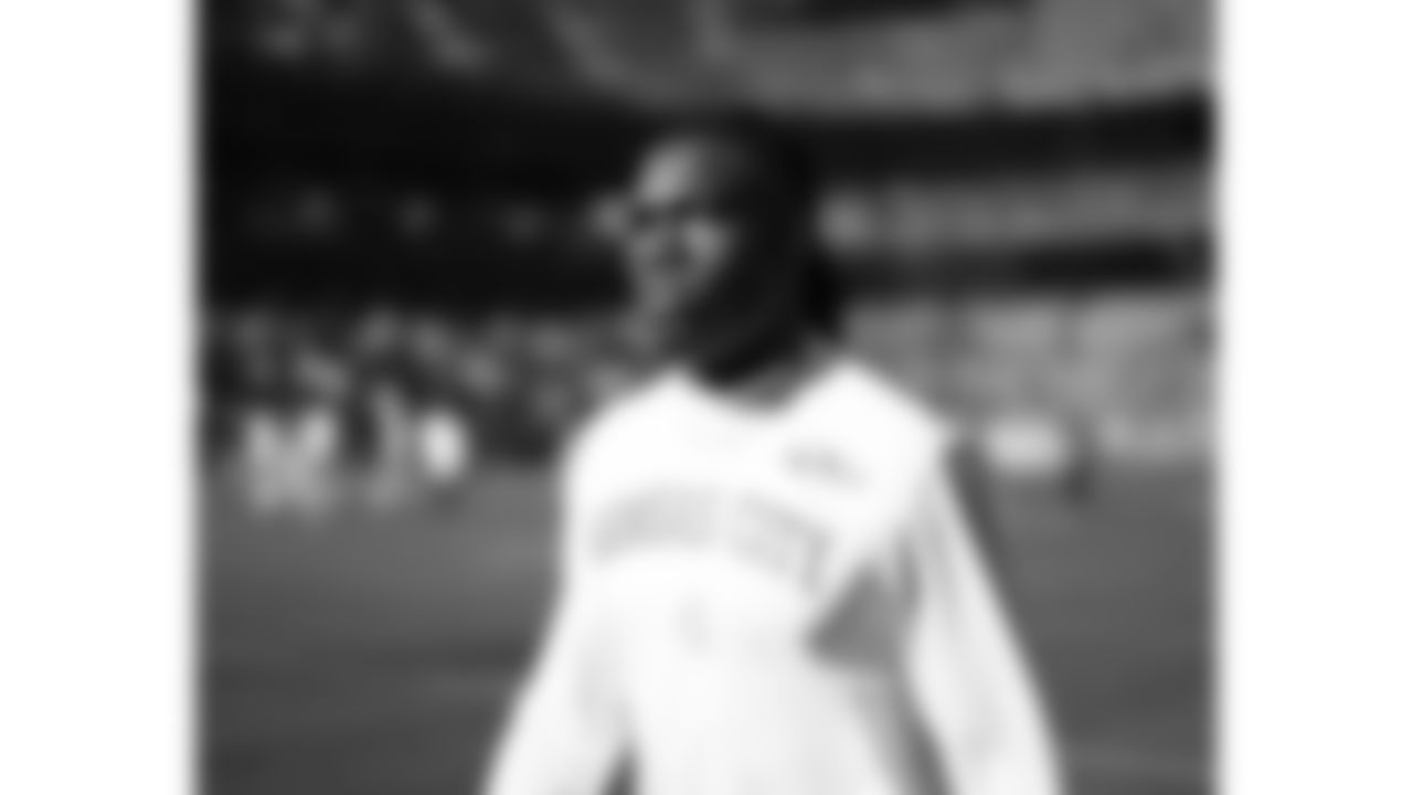 Kansas City Chiefs wide receiver Rashee Rice (4) warms up prior to a week 11 NFL Football game against the Denver Broncos on Sunday, November 16, 2025 in Denver, Colorado.