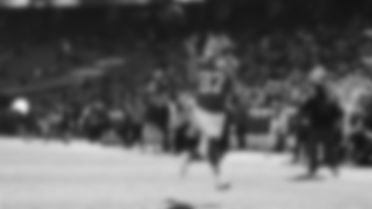 Kansas City Chiefs tight end Travis Kelce (87) warms up prior to an NFL week 15 matchup against the Los Angeles Chargers, Sunday December 14, 2025.