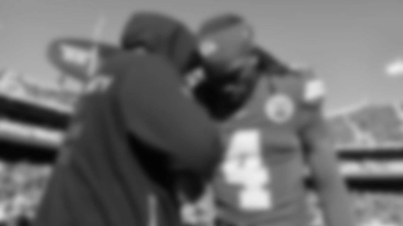 Kansas City Chiefs wide receiver Rashee Rice (4) prays with the team pastor prior to an NFL week 15 matchup against the Los Angeles Chargers, Sunday December 14, 2025.