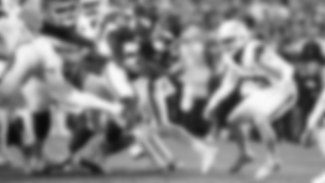 Kansas City Chiefs running back Kareem Hunt (29) runs the ball during an NFL week 17 matchup against the Denver Broncos, Thursday, December 25, 2025.