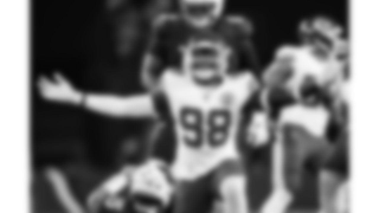 Kansas City Chiefs defensive end Janarius Robinson (98) celebrates during a preseason week 1 NFL football game against the Arizona Cardinals, Saturday, August 9, 2025 in Glendale, AZ.