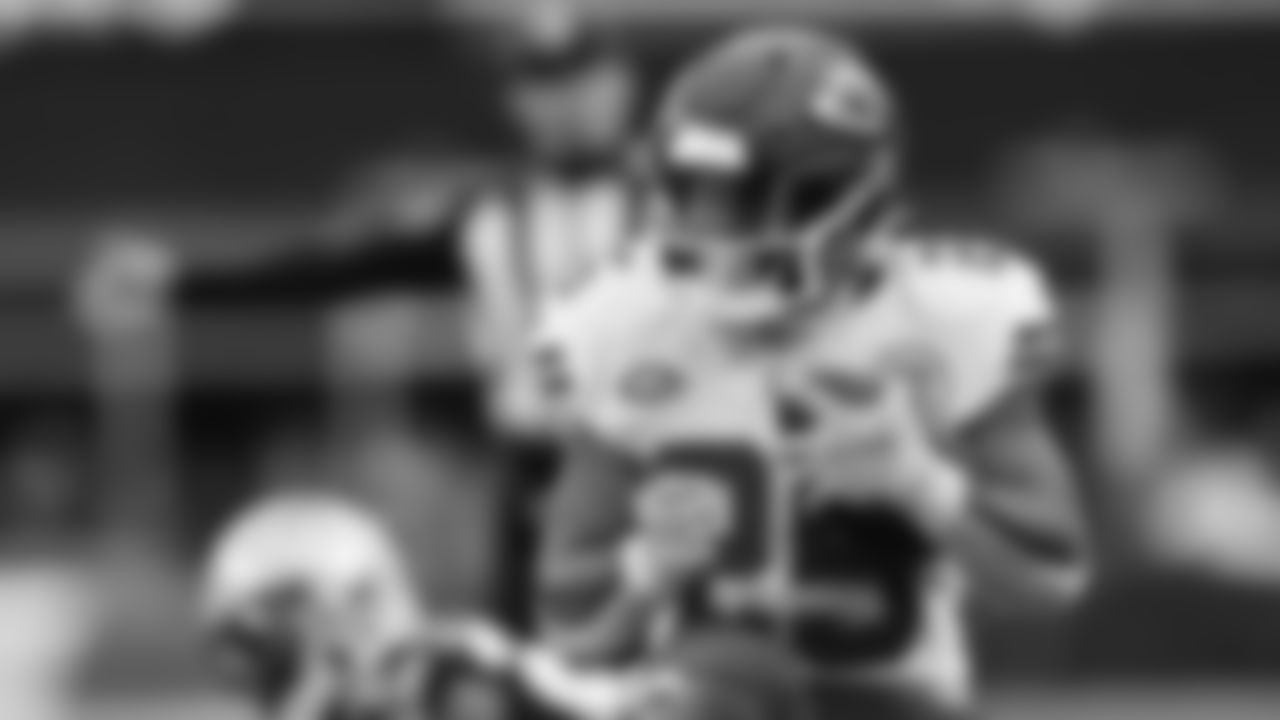 Kansas City Chiefs running back Clyde Edwards-Helaire (25) during the NFL Week 15 matchup between the Kansas City Chiefs and the New England Patriots on December 17, 2023.