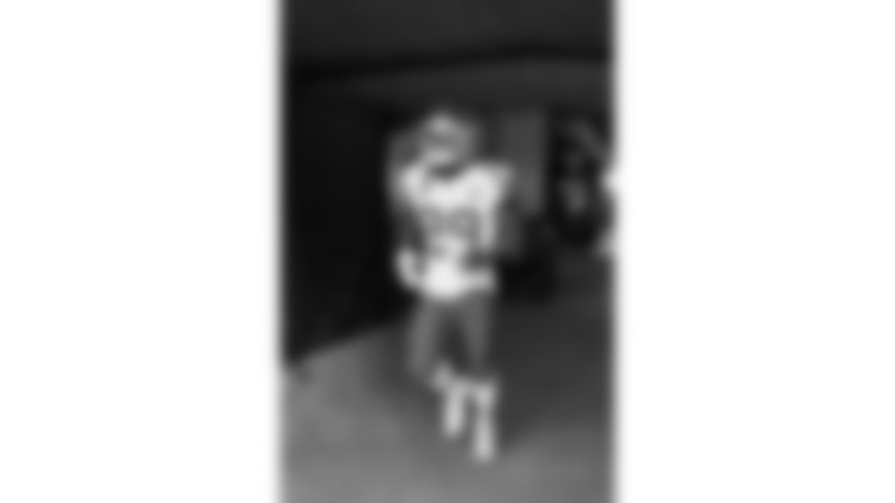 Kansas City Chiefs running back Kareem Hunt (29) runs on to the field prior to a week 11 NFL Football game against the Denver Broncos on Sunday, November 16, 2025 in Denver, Colorado.