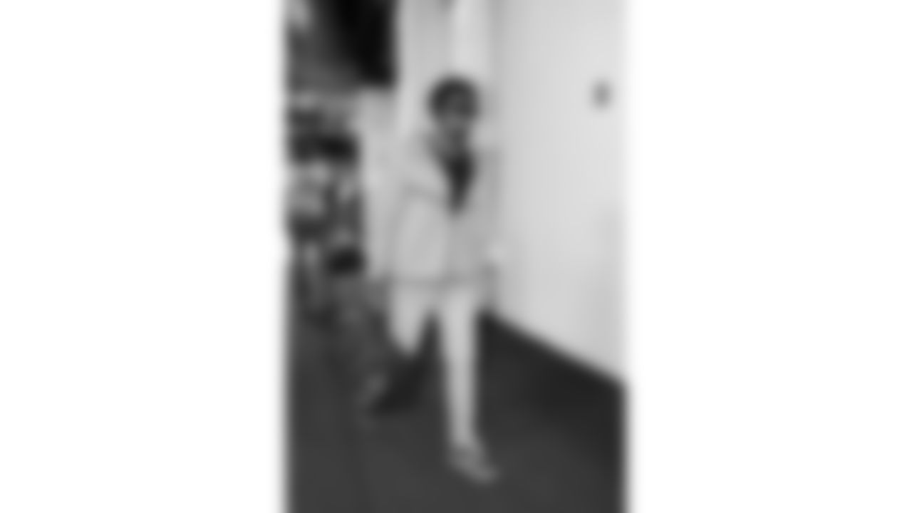 Kansas City Chiefs tackle Josh Simmons (71) arrives prior to a week 11 NFL Football game against the Denver Broncos on Sunday, November 16, 2025 in Denver, Colorado.