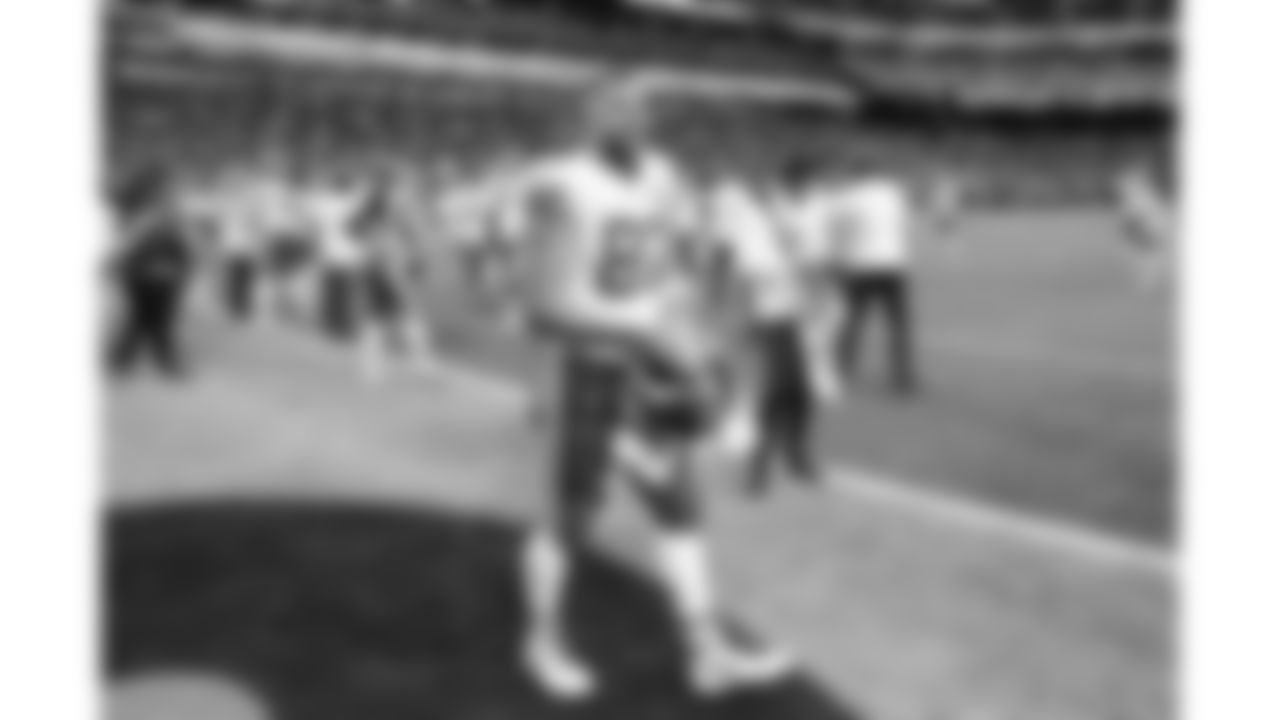 Kansas City Chiefs tight end Travis Kelce (87) on the field prior to a week 18 game against the Las Vegas Raiders on Sunday, January 3, 2026.