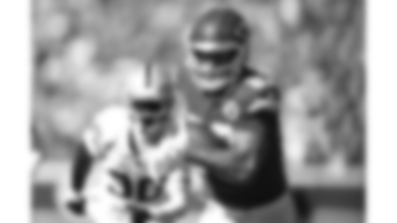 Kansas City Chiefs tight end Noah Gray (83) runs with the ball during a week 7 NFL football game against the Las Vegas Raiders, Sunday, October 19, 2025 in Kansas City, MO.