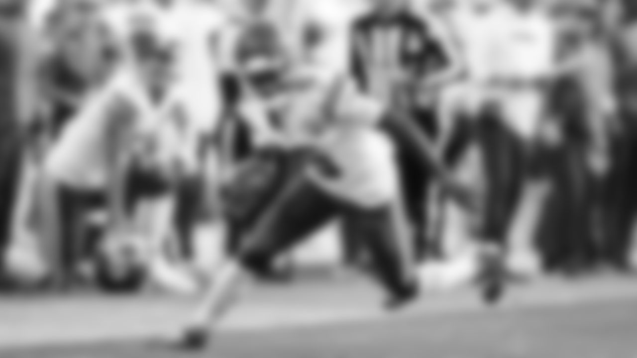 Kansas City Chiefs wide receiver Hollywood Brown (5) runs with the ball during a week 11 NFL Football game against the Denver Broncos on Sunday, November 16, 2025 in Denver, Colorado.