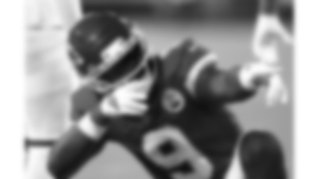 Kansas City Chiefs wide receiver JuJu Smith-Schuster (9) gestures after getting a first down during the week 6 NFL football game against the Detroit Lions, Sunday, October 12, 2025 in Kansas City, MO.