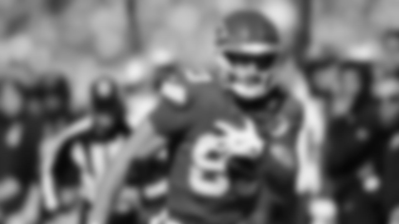 Kansas City Chiefs tight end Noah Gray (83) runs the ball during a week 7 NFL Football game against the Las Vegas Raiders on Sunday, October 19, 2025 in Kansas City, MO.