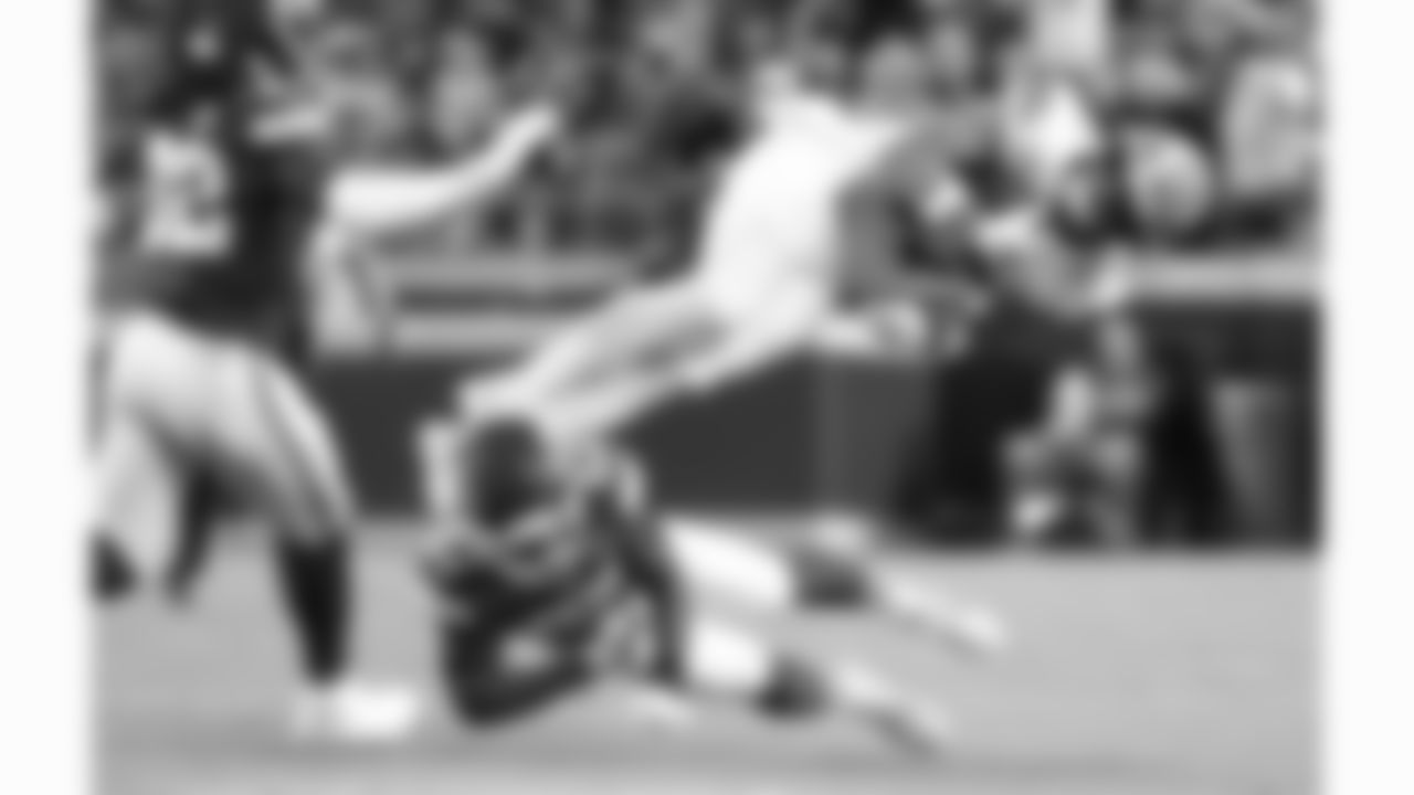 Kansas City Chiefs defensive back Chamarri Conner (27) hits Detroit Lions tight end Sam LaPorta (87) during the week 6 NFL football game, Sunday, October 12, 2025 in Kansas City, MO.