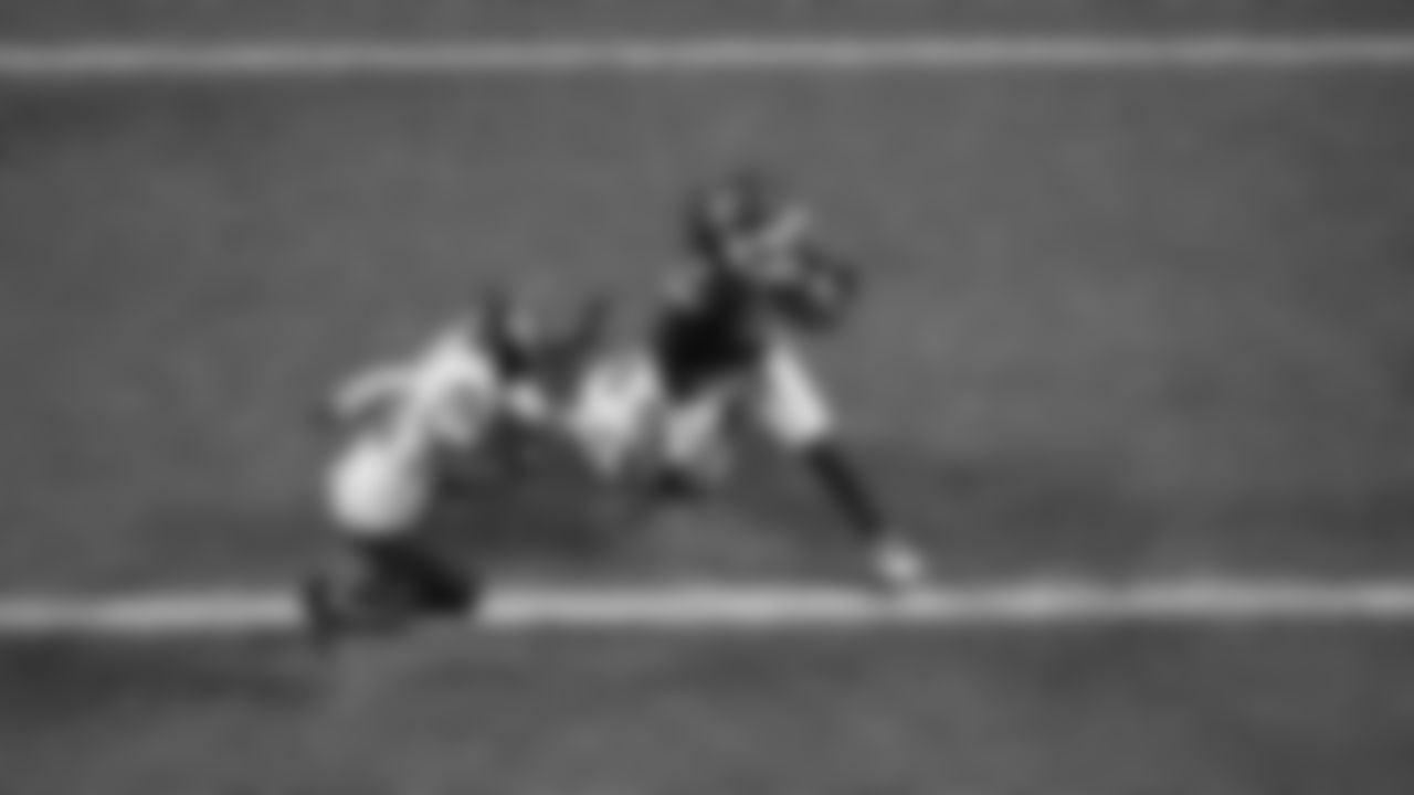 Kansas City Chiefs wide receiver Rashee Rice (4) runs with the ball during a week 8 NFL Football game against the Washington Commanders on Monday, October 27, 2025 in Kansas City, MO.