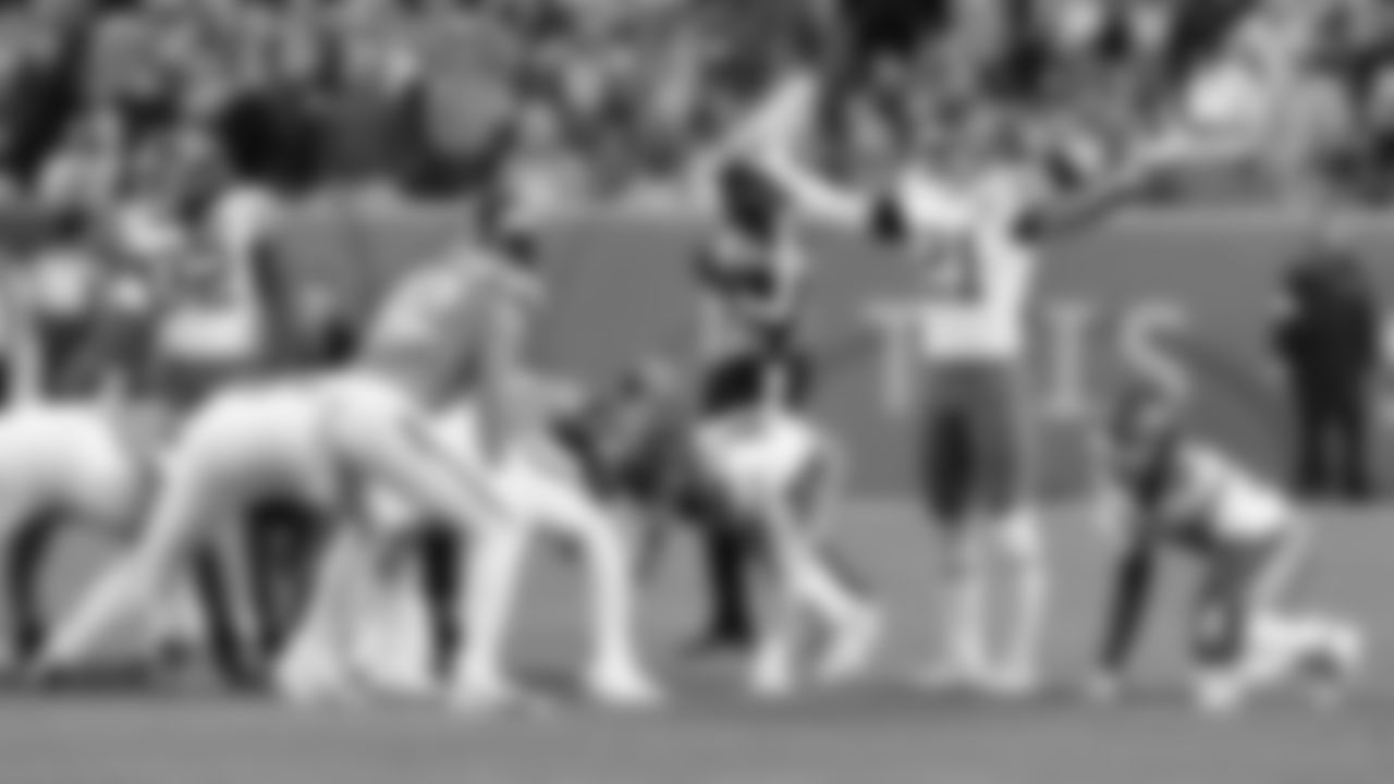 Kansas City Chiefs defensive back Jaden Hicks (21) signals to the defense during a week 11 NFL Football game against the Denver Broncos on Sunday, November 16, 2025 in Denver, Colorado.
