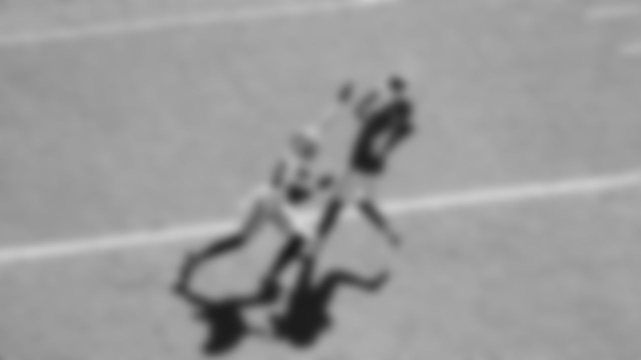 Kansas City Chiefs wide receiver Rashee Rice (4) catches a touchdown pass during a week 7 NFL Football game against the Las Vegas Raiders on Sunday, October 19, 2025 in Kansas City, MO.