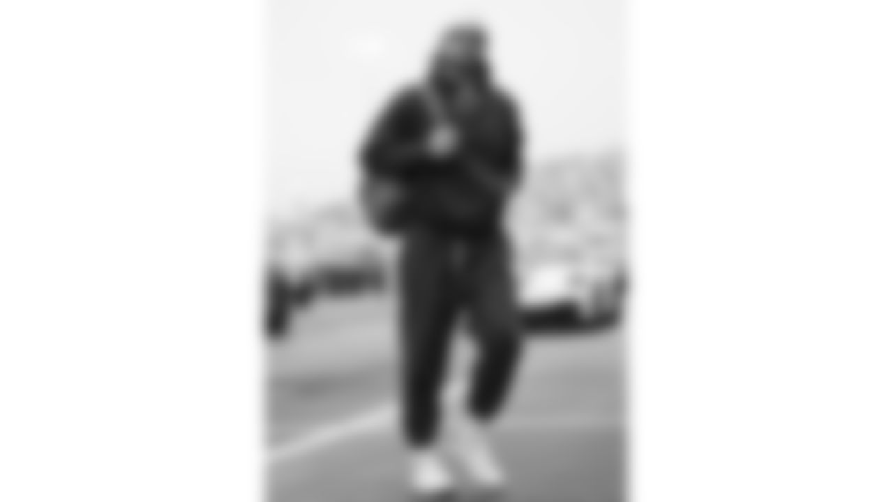 Kansas City Chiefs tight end Robert Tonyan (85) arrives prior to an NFL week 17 matchup against the Denver Broncos, Thursday, December 25, 2025.