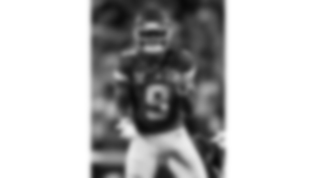 Kansas City Chiefs wide receiver JuJu Smith-Schuster (9) gestures a first down during a week 17 NFL football game against the Denver Broncos, Thursday, December 25, 2025 in Kansas City, MO.