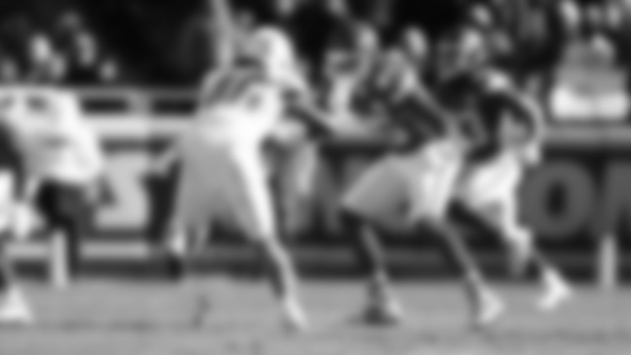 Kansas City Chiefs tight end Robert Tonyan (85) in position during an NFL week 15 matchup against the Los Angeles Chargers, Sunday December 14, 2025.