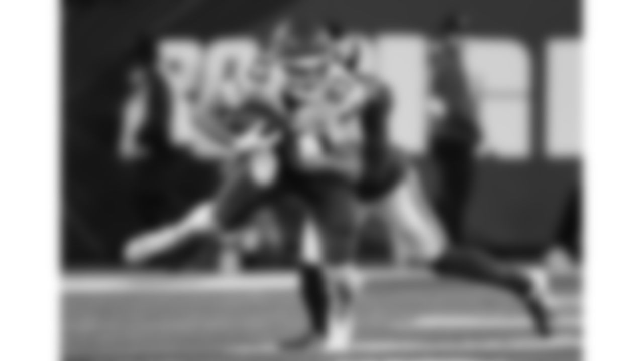 Kansas City Chiefs tight end Noah Gray (83) runs with the ball during the week 3 NFL football game against the New York Giants, Sunday, September 21, 2025 in East Rutherford, NJ.