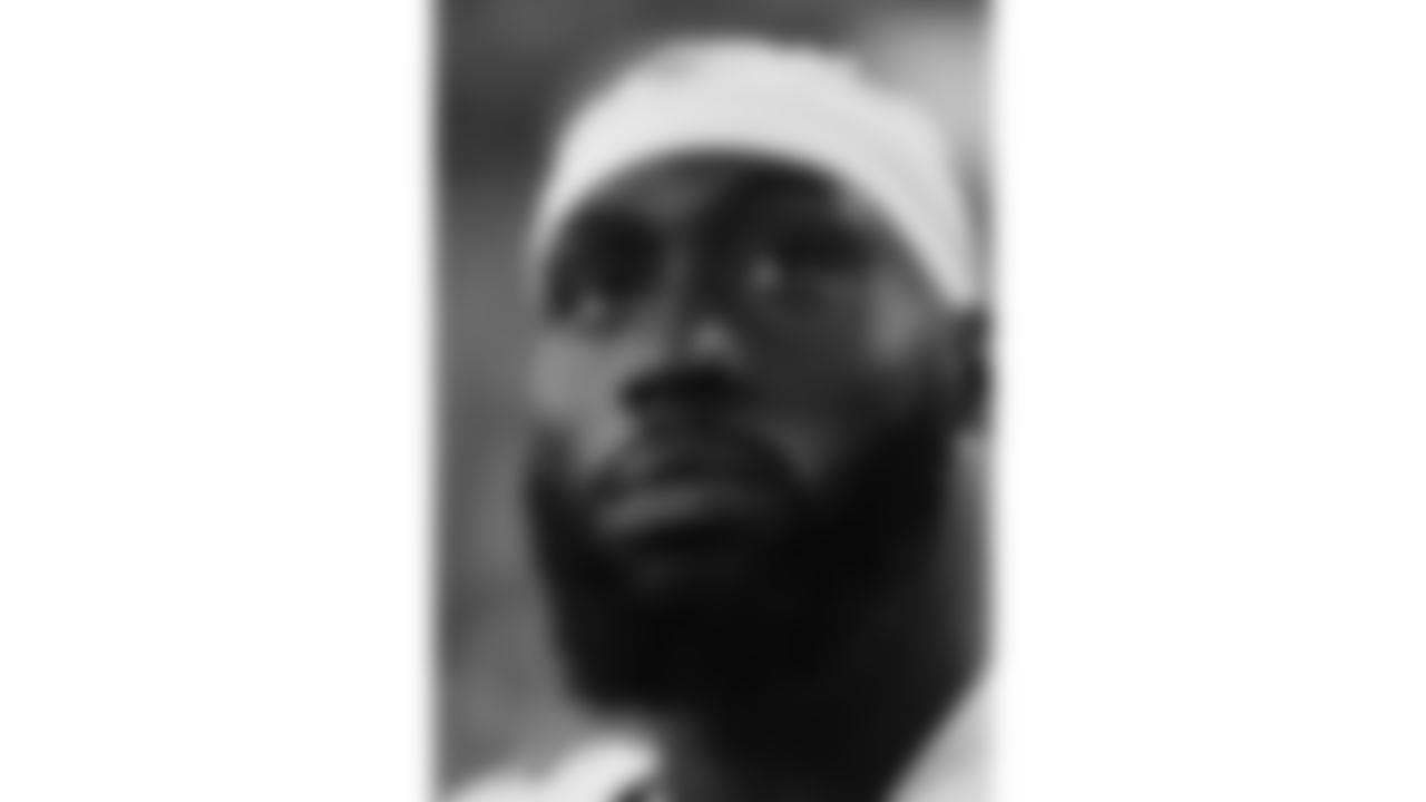 Kansas City Chiefs defensive end Charles Omenihu (90) prior to a week 9 NFL football game against the Buffalo Bills, Sunday, November 2, 2025 in Buffalo, NY